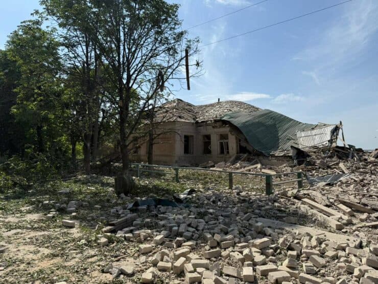 Залишилась лише купа каміння: наслідки ворожого авіаудару по селу в Комарській громаді