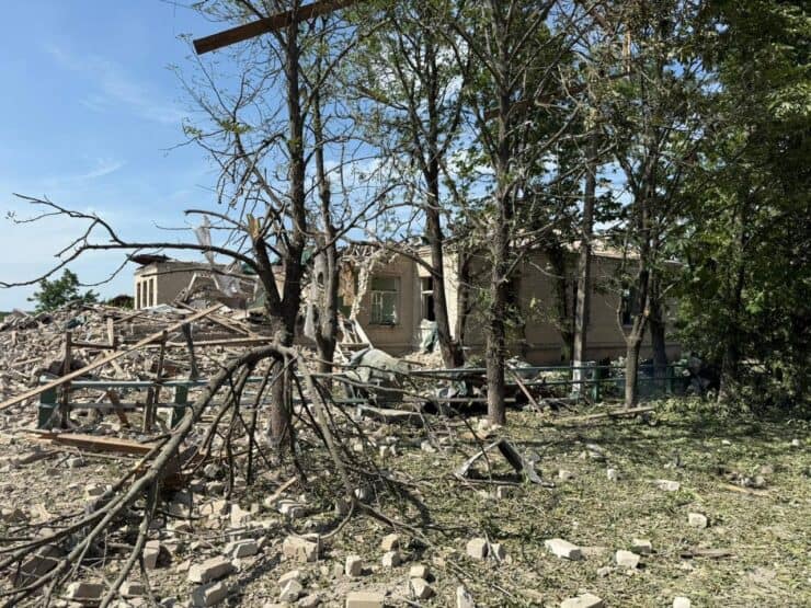 Залишилась лише купа каміння: наслідки ворожого авіаудару по селу в Комарській громаді